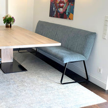 Laden Sie das Bild in den Galerie-Viewer, Design-Essgruppe mit Asco Mono Tisch, komfortablen IP Design Stühlen und eleganter Bielefelder Werkstätten Heaven Bank in modernem Interieur.