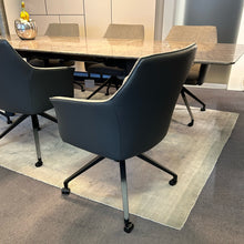 Laden Sie das Bild in den Galerie-Viewer, Leolux Mara Twist – 6er-Set Armlehnstühle, Ausstellungsstück im Neuzustand