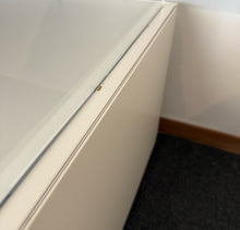 Laden Sie das Bild in den Galerie-Viewer, Detailansicht der Lago AIR Kommode mit kleiner Lackabplatzung an der rechten Kante.