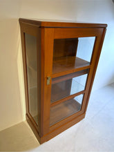 Laden Sie das Bild in den Galerie-Viewer, Form Exclusiv Design-Vitrine Premium 1-türig in Kirschbaum, Seitenansicht mit Facettglas, edle Messingbeschläge und eleganter Korpus – Ausstellungsstück in Top-Zustand.