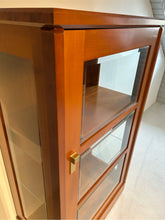 Laden Sie das Bild in den Galerie-Viewer, Innenansicht der Form Exclusiv Premium Vitrine mit Glaseinlegeboden und feiner Holzstruktur, Kirschbaum seidenmatt lackiert, sofort lieferbares Ausstellungsstück.