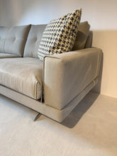 Laden Sie das Bild in den Galerie-Viewer, Detailaufnahme der Armlehne vom Frommholz Sofa MOON in grauer Stoffausführung