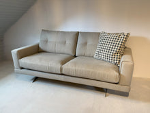Laden Sie das Bild in den Galerie-Viewer, Frommholz Sofa MOON als modernes Zweisitzer-Sofa in grauem Stoff, auf Metallfuß – Gesamtansicht