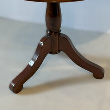 Laden Sie das Bild in den Galerie-Viewer, Design-Esstisch Tradition von Scholtissek, rund, Kirschbaum massiv, 85 cm Durchmesser.