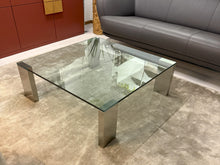 Laden Sie das Bild in den Galerie-Viewer, Solmet Glascouchtisch Giava mit Kristallglasplatte und satiniertem Edelstahlgestell, Ausstellungsstück 100 x 100 cm