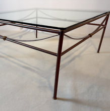 Laden Sie das Bild in den Galerie-Viewer, Couchtisch Bielefelder Werkstätten Arc T90, Metallgestell LOA Gold Antin mit Messingdetails und Klarglasplatte, Ausstellungsstück im Landhausstil Detail Fuß