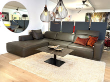 Laden Sie das Bild in den Galerie-Viewer, Gyform Focus Ecksofa in Seta Terra Leder, Gesamtansicht mit Longchair links