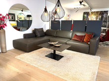 Laden Sie das Bild in den Galerie-Viewer, Design-Ecksofa Gyform Focus in Terra Leder auf Hochflorteppich