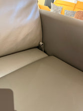 Laden Sie das Bild in den Galerie-Viewer, Detail Gyform Focus: Sitzfläche mit patentiertem Auszugsmechanismus