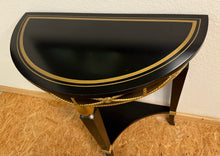 Laden Sie das Bild in den Galerie-Viewer, Nahaufnahme der Tischplatte der Bagus Konsole mit sichtbaren Lagerspuren auf schwarzer Lackfläche mit Goldrand