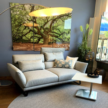 Laden Sie das Bild in den Galerie-Viewer, IP Design Clou im Wohnambiente – Sofa mit verstellbaren Armlehnen und Metallkufen schwarz