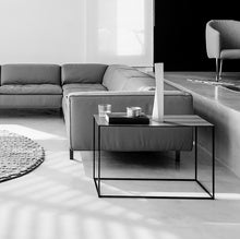 Laden Sie das Bild in den Galerie-Viewer, Rechteckiger JORI Ascot JR-t938 neben dem Sofa, Metallgestell schwarz, Sattelleder-Platte black