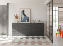 Laden Sie das Bild in den Galerie-Viewer, Kettnaker SOMA Highboard im Wohnambiente – 6 Türen à 60 cm, Lack matt anthrazit