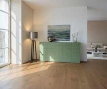 Laden Sie das Bild in den Galerie-Viewer, Kettnaker SOMA Highboard im Wohnambiente – 6 Türen à 60 cm, Lack matt