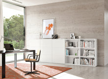 Laden Sie das Bild in den Galerie-Viewer, Kettnaker VITA Highboard in Lack matt – 353,2×115,7×35 cm, Drehtür links, Schiebetür über zwei Fächer im Wohnambiente weiß mit Schreibtisch