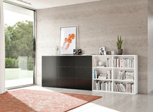 Laden Sie das Bild in den Galerie-Viewer, Kettnaker VITA Highboard in Lack matt – 353,2×115,7×35 cm, Drehtür links, Schiebetür über zwei Fächer im Wohnambiente Lack matt weiß, Front schwarz