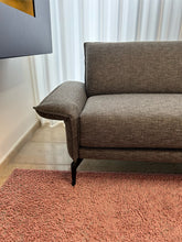 Laden Sie das Bild in den Galerie-Viewer, Detailansicht der linken Armlehne des Violetta Tilda Ecksofas mit elegantem Stoffbezug und Metallfüßen.