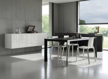 Laden Sie das Bild in den Galerie-Viewer, Küchensituation mit Hängesideboard, Esstisch Nori von Kristalia in schwarz mit Stühlen Plana Design in schwarz