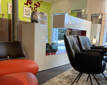 Laden Sie das Bild in den Galerie-Viewer, Freistehende LAGO 36e8 Air Wohnwand mit Glasfüßen – modern, minimalistisch und auch als Raumteiler nutzbar.