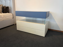 Laden Sie das Bild in den Galerie-Viewer, Lago AIR Kommode in Lack Weiß und Blau mit Glasfüßen – freistehendes Designmöbel als Ausstellungsstück