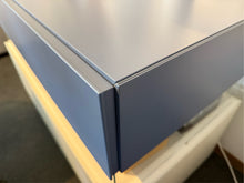 Laden Sie das Bild in den Galerie-Viewer, Nahaufnahme der oberen Schublade der Lago AIR Kommode – elegante Front in Blau und präzise Gehrungsverarbeitung