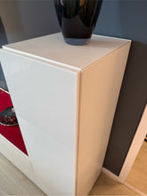 Laden Sie das Bild in den Galerie-Viewer, Detailansicht der glänzenden Glasfront und des innovativen Air-Systems der LAGO 36e8 Air Wohnwand