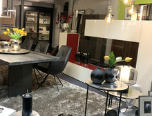 Laden Sie das Bild in den Galerie-Viewer, Rückansicht der LAGO 36e8 Air Wohnwand – gestaltete Rückwand, ideal für den Einsatz als freistehender Raumteiler im Wohnbereich.