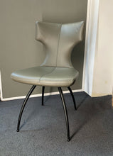 Laden Sie das Bild in den Galerie-Viewer, Leolux Callas Fino Ausstellungsstück – Frontansicht in Leder Wapiti 400 Toerako mit Füßen in Epoxy Granite matt