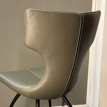 Laden Sie das Bild in den Galerie-Viewer, Detailansicht Nähte & Lederstruktur Wapiti 400 Toerako am Leolux Callas Fino