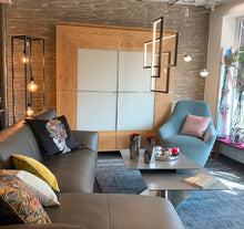 Laden Sie das Bild in den Galerie-Viewer, Leolux Cantate Beistellsessel als Ausstellungsstück – Velours Lucir 380 Jade pastellblau, drehbar mit Rückstellfunktion, 78×94×82 cm, Sitzhöhe 46 cm Neben Scholtissek Schrank Varus