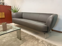 Laden Sie das Bild in den Galerie-Viewer, Leolux Flint 3-Sitzer Sofa mit Chromgestell Senso Castor, Lederbezug, Seitenansicht im modernen Interieur