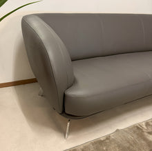 Laden Sie das Bild in den Galerie-Viewer, Nahaufnahme Armlehne und Sitzpolster des Leolux Flint 3-Sitzer Sofas mit Senso Castor Chromgestell