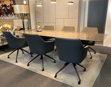 Laden Sie das Bild in den Galerie-Viewer, Leolux Stuhl Mara Twist – elegante Armlehnstühle im 6er-Set mit Stoff-Leder-Kombination und Drehgestell auf Rollen