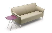 Laden Sie das Bild in den Galerie-Viewer, Leolux Mayon 3-Sitzer in creme als Freisteller mit Beistelltisch und Aluminiumfuessen