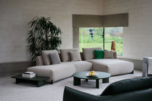 Laden Sie das Bild in den Galerie-Viewer, Leolux Naila im Wohnraum mit anthrazitfarbenem Couchtisch und natürlichem Lichteinfall