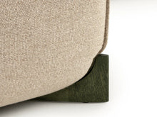 Laden Sie das Bild in den Galerie-Viewer, Detailaufnahme der Fußausführung in grauer Eiche am Sofa Naila von Leolux