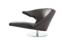 Laden Sie das Bild in den Galerie-Viewer, Leolux Parabolica Sessel in braunem Leder, Seitenansicht, Armlehne links, runder Chrom-Drehteller