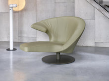 Laden Sie das Bild in den Galerie-Viewer, Leolux Parabolica Olivgrün im Interieur, linkes Armteil sichtbar, eleganter Drehteller, Design-Loungesessel
