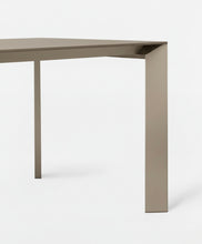 Laden Sie das Bild in den Galerie-Viewer, London grey Gestell und Plate bei Kristalia Nori