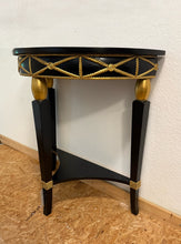 Laden Sie das Bild in den Galerie-Viewer, Seitliche Nahaufnahme der halbrunden Konsole 0483 von Bagus mit goldenen Details und Schnitzereien