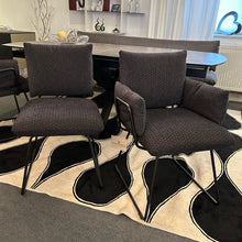 Laden Sie das Bild in den Galerie-Viewer, Zwei Mobitec Cosy Stühle – einmal mit und einmal ohne Armlehnen in Stoff Otello anthrazit – stilvolle Esszimmerstühle im Designmöbel-Abverkauf
