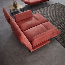 Laden Sie das Bild in den Galerie-Viewer, Top-Down-Perspektive auf das Nolte Meda Sofa mit voll ausgefahrener Beinauflage – großzügige Sitzfläche für maximales Relaxgefühl im edlen Lederlook.