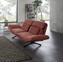 Laden Sie das Bild in den Galerie-Viewer, Seitenansicht des Relaxsofas Meda mit verstellbarer Rückenlehne in tiefrotem Leder – stilvolle Kombination aus Gemütlichkeit und geometrischer Eleganz.
