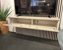 Laden Sie das Bild in den Galerie-Viewer, Detailaufnahme Innenaufteilung des Sudbrock CUBO Medienmöbels