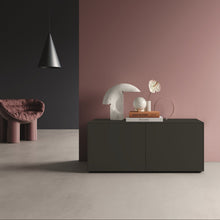 Laden Sie das Bild in den Galerie-Viewer, Piure Nex Pur Box Türmodul 1573878 in Graphite, als elegantes Lowboard vor bordeauxfarbener Wand inszeniert, dekoriert mit Designobjekten.