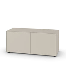 Laden Sie das Bild in den Galerie-Viewer, Piure Nex Pur Box 1573878 mit 2 Türen in Seidengrau (P23), Lowboard-Modul mit klarer Linienführung und matt lackierter Oberfläche, freigestellt.