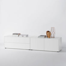 Laden Sie das Bild in den Galerie-Viewer, Weißes Piure Nex Pur Box Lowboard mit 2 Türen und 2 Schüben – Kombination aus 1573878 und 1573881, 240 × 50 × 48 cm, auf Gleitern, vor neutralem Hintergrund.