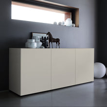Laden Sie das Bild in den Galerie-Viewer, Elegantes Sideboard Piure 2020500 in Farbe Silk, modern inszeniert vor dunkler Wand mit Skulpturen und Vasen