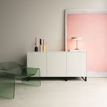 Laden Sie das Bild in den Galerie-Viewer, Sideboard 2020500 in Weiß mit optionalem Kufengestell – modern kombiniert mit rosa Kunst und Designstuhl
