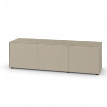 Laden Sie das Bild in den Galerie-Viewer, Piure Nex Pur Box Sideboard 2020600 in Seidengrau – eleganter Freisteller mit 3 grifflosen Türen, matt lackiert, im Format 180 × 50 × 48 cm.